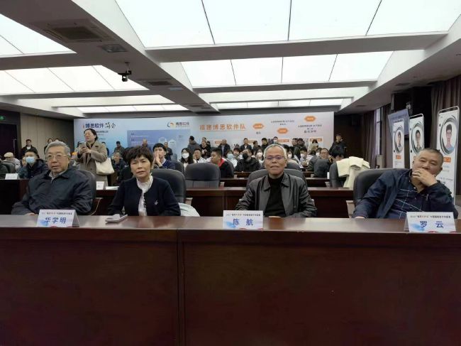此外，亚伯拉罕曾在2018-19赛季被租借到维拉，对那里的环境比较熟悉。